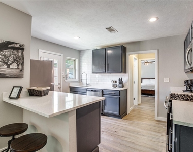 408 N Oak Cliff Boulevard - Photo Thumbnail 5