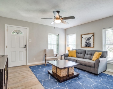 408 N Oak Cliff Boulevard - Photo Thumbnail 3