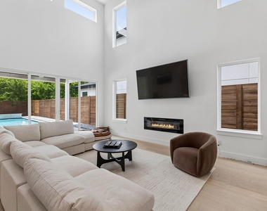 1626 Canada Drive - Photo Thumbnail 2