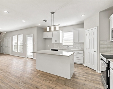 216 Wayside Court - Photo Thumbnail 7