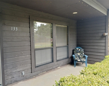 133 Oakbrook - Photo Thumbnail 2