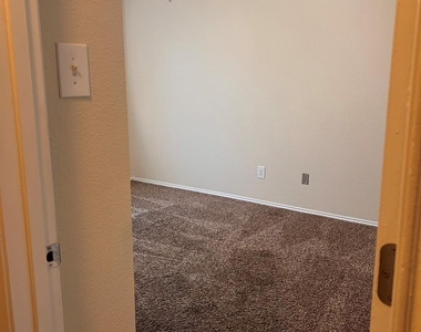 1017 Alexandria Drive - Photo Thumbnail 16