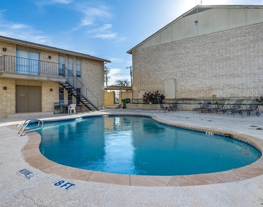 5826 Sandhurst Lane - Photo Thumbnail 15