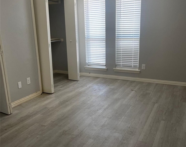 5826 Sandhurst Lane - Photo Thumbnail 7
