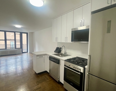 East 35th/3rd Avenue - Photo Thumbnail 3