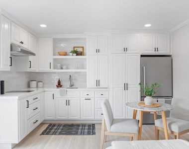280 E Loop Drive - Photo Thumbnail 3