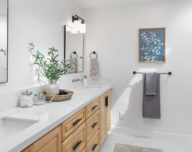 280 E Loop Drive - Photo Thumbnail 8