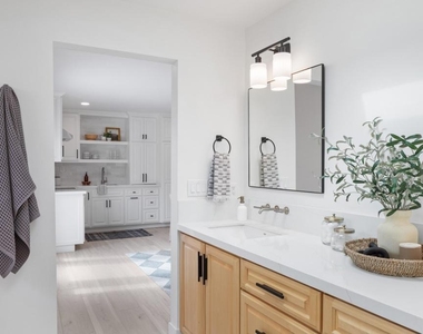 280 E Loop Drive - Photo Thumbnail 6