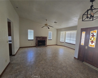 7057 W Avenue H - Photo Thumbnail 4