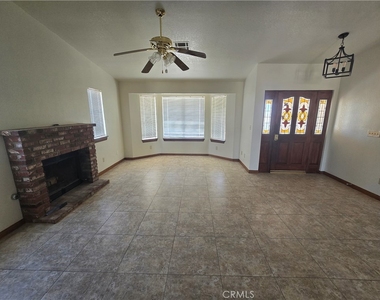 7057 W Avenue H - Photo Thumbnail 3