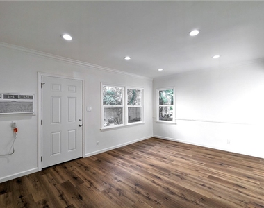 10931 Whipple Street - Photo Thumbnail 6