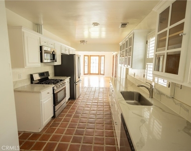 446 S La Peer Drive - Photo Thumbnail 14