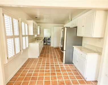 446 S La Peer Drive - Photo Thumbnail 9