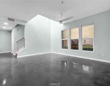 226 E Jeanette Lane - Photo Thumbnail 4