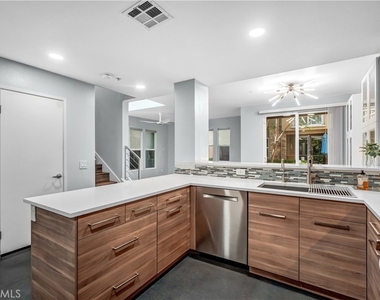 226 E Jeanette Lane - Photo Thumbnail 11