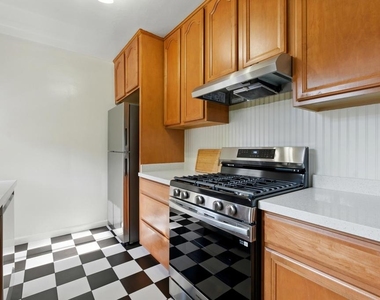 1545 1/2 Riverside Drive - Photo Thumbnail 4