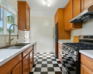 1545 1/2 Riverside Drive - Photo Thumbnail 3