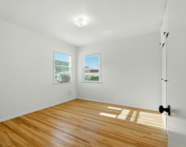 1545 1/2 Riverside Drive - Photo Thumbnail 12