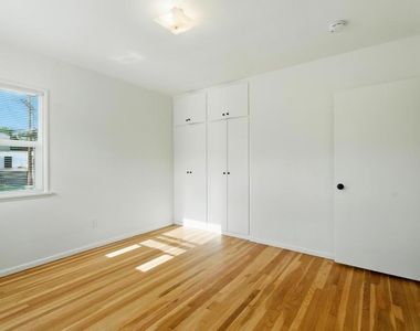 1545 1/2 Riverside Drive - Photo Thumbnail 13