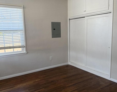 4879 Dixie Drive - Photo Thumbnail 3