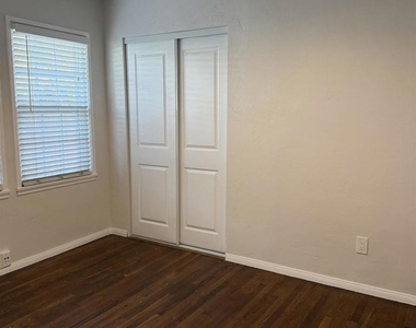 4879 Dixie Drive - Photo Thumbnail 5