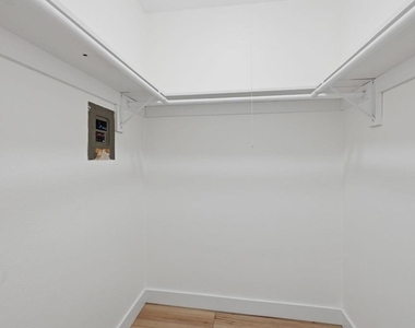 204 Candice Place - Photo Thumbnail 28