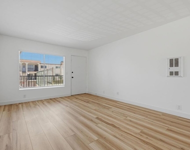 204 Candice Place - Photo Thumbnail 16