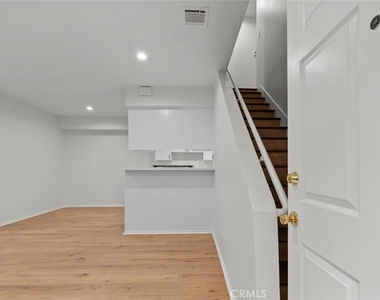 731 E Cypress Avenue - Photo Thumbnail 4