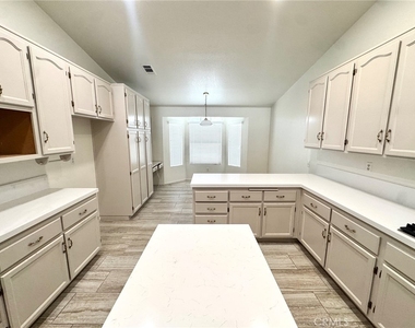 12789 Yorkshire Drive - Photo Thumbnail 9