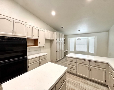 12789 Yorkshire Drive - Photo Thumbnail 10