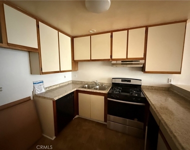 14758 Magnolia Blvd - Photo Thumbnail 3