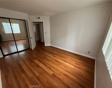 14758 Magnolia Blvd - Photo Thumbnail 7