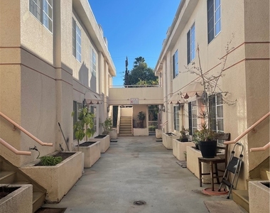 14758 Magnolia Blvd - Photo Thumbnail 8