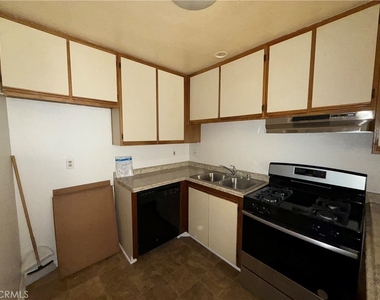 14758 Magnolia Blvd - Photo Thumbnail 6