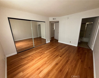 14758 Magnolia Blvd - Photo Thumbnail 5