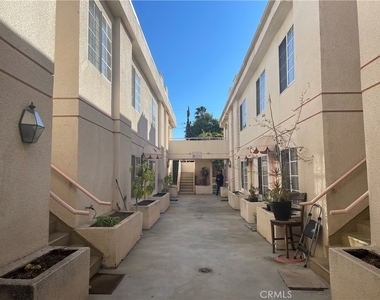 14758 Magnolia Blvd - Photo Thumbnail 9