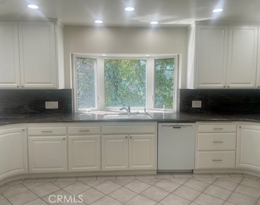 1815 Oakwood Avenue - Photo Thumbnail 10