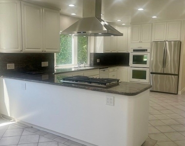1815 Oakwood Avenue - Photo Thumbnail 12
