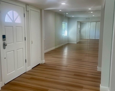 1815 Oakwood Avenue - Photo Thumbnail 4
