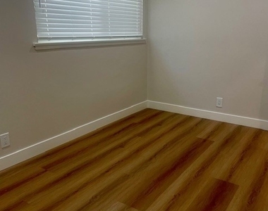 1815 Oakwood Avenue - Photo Thumbnail 30