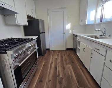 1313 Curtis St - Photo Thumbnail 4