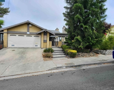 5215 Bayview Ave - Photo Thumbnail 1