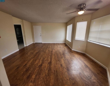 5215 Bayview Ave - Photo Thumbnail 6