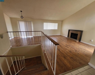 5215 Bayview Ave - Photo Thumbnail 3