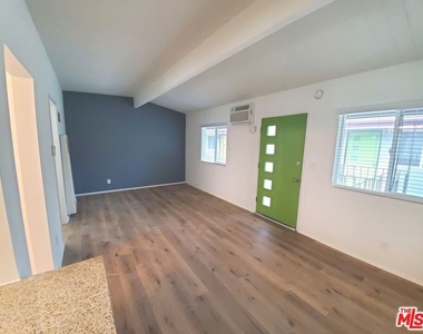 10333 Santa Monica Boulevard - Photo Thumbnail 7