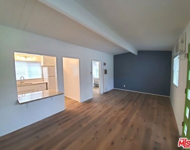 10333 Santa Monica Boulevard - Photo Thumbnail 4