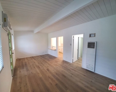 10333 Santa Monica Boulevard - Photo Thumbnail 5