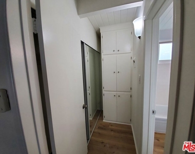 10333 Santa Monica Boulevard - Photo Thumbnail 10