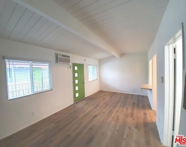 10333 Santa Monica Boulevard - Photo Thumbnail 6