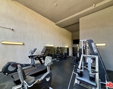 1348 N Sierra Bonita Avenue - Photo Thumbnail 13